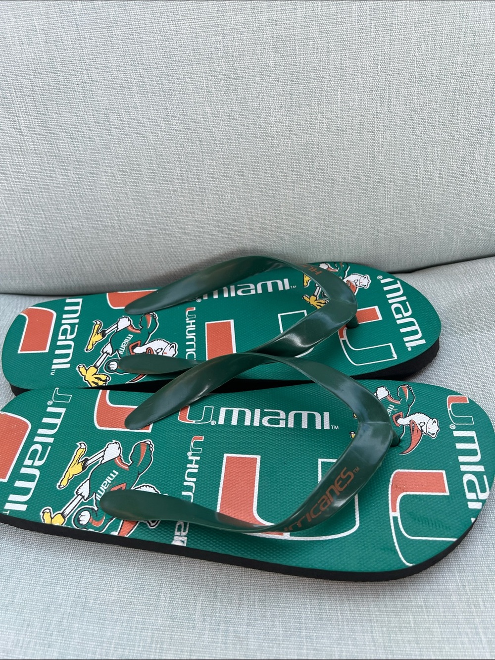 New never worn university of Miami Hurricanes Graphic Flip Flops sz L/9 W, 7 M